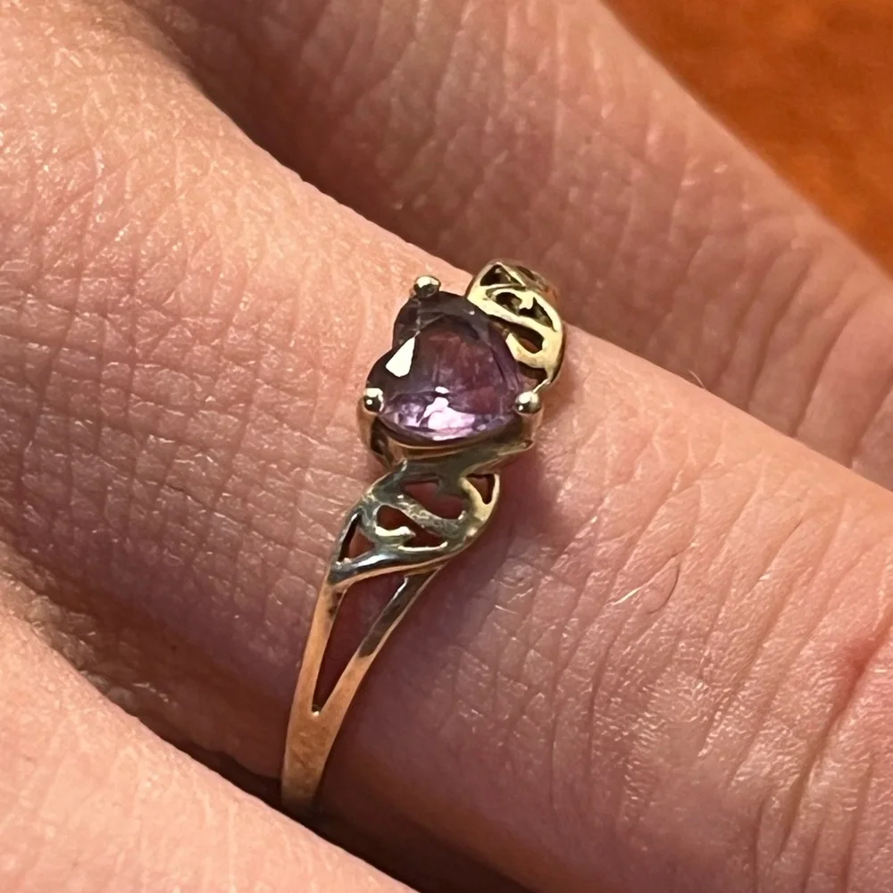 10K SZ 8 HEART AMETHYST SCROLLWORK VINTAGE RING - Picture 3 of 5